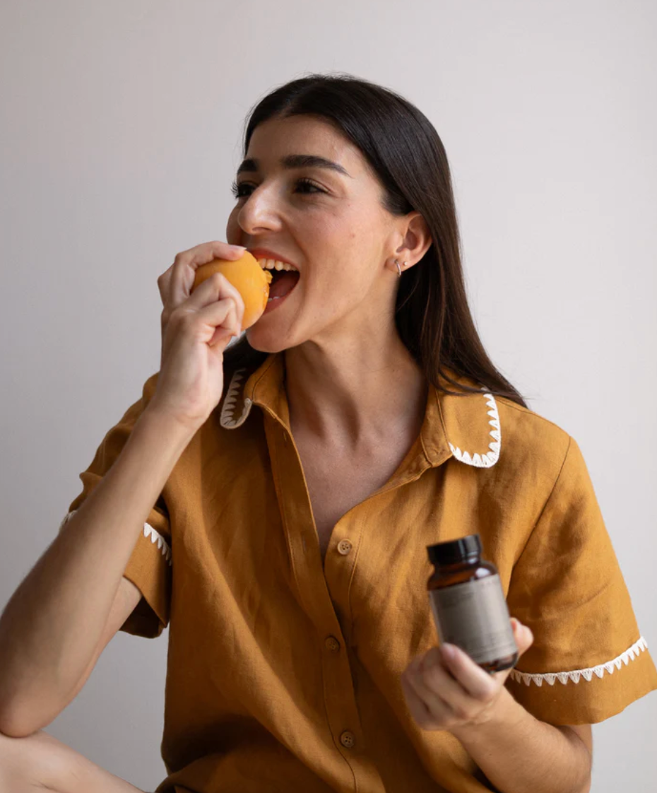Mujer con un suplemento de SANA Nutrients que le ayuda a mejorar el metabolismo