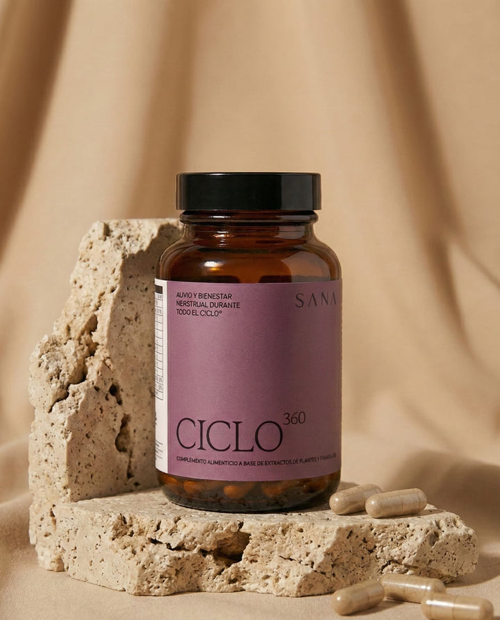 Ciclo 360 de SANA, suplemento natural para el ciclo menstrual en frasco con cápsulas sobre fondo beige