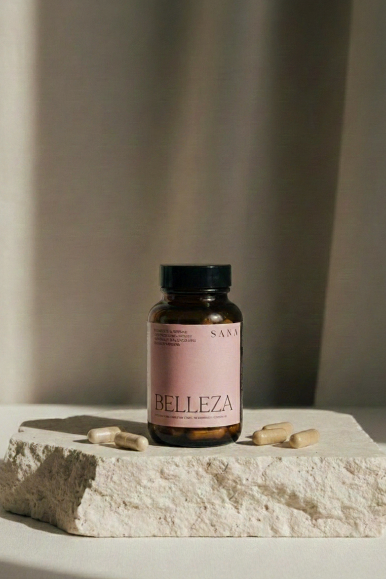 Suplemento de colágeno con vitamina C para piel, cabello y uñas de Sana Nutrients sobre base de piedra con cápsulas.