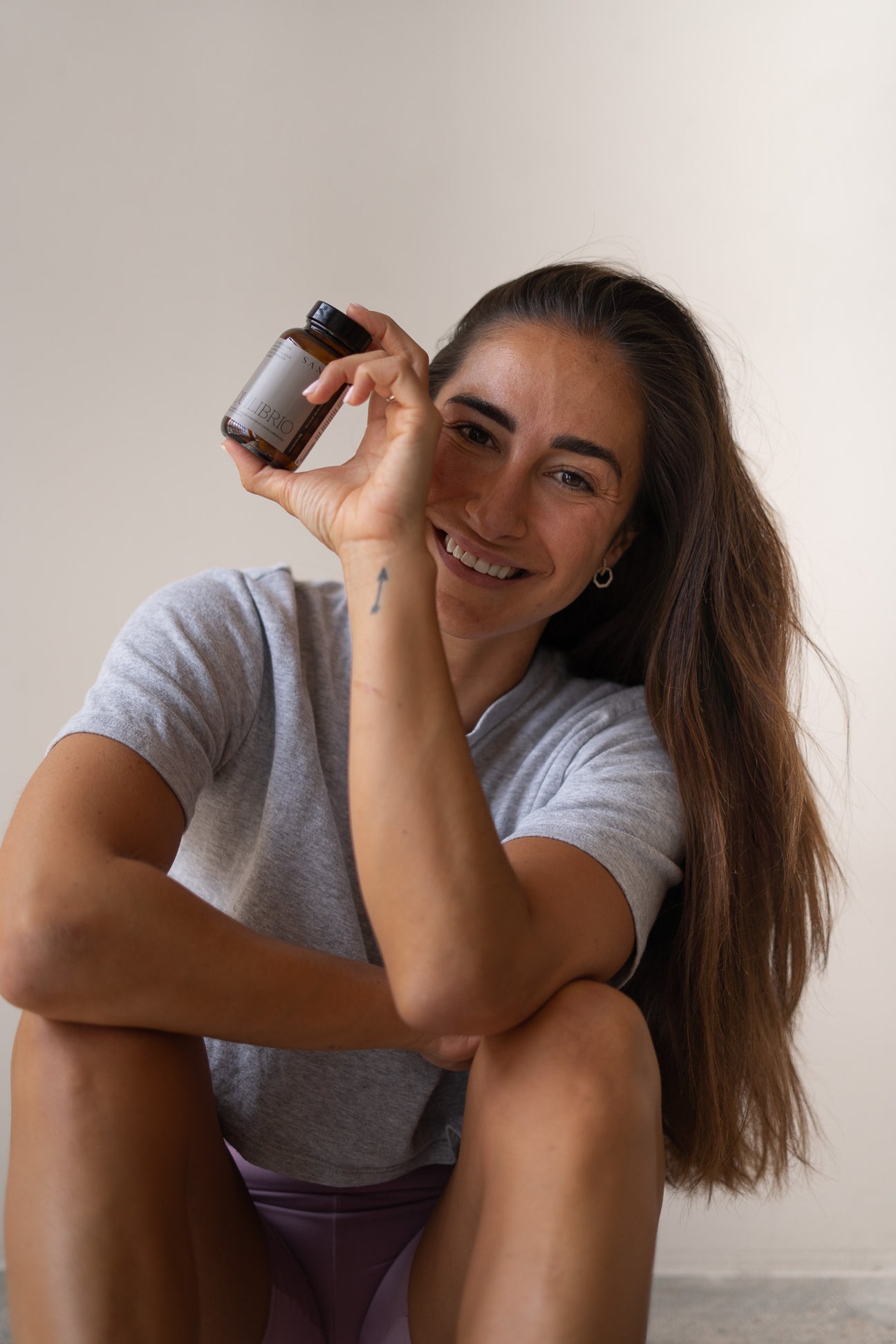 Cocofit sosteniendo Re-equilibrio, suplemento digestivo y hepático natural de Sana Nutrients, en un entorno natural y cercano