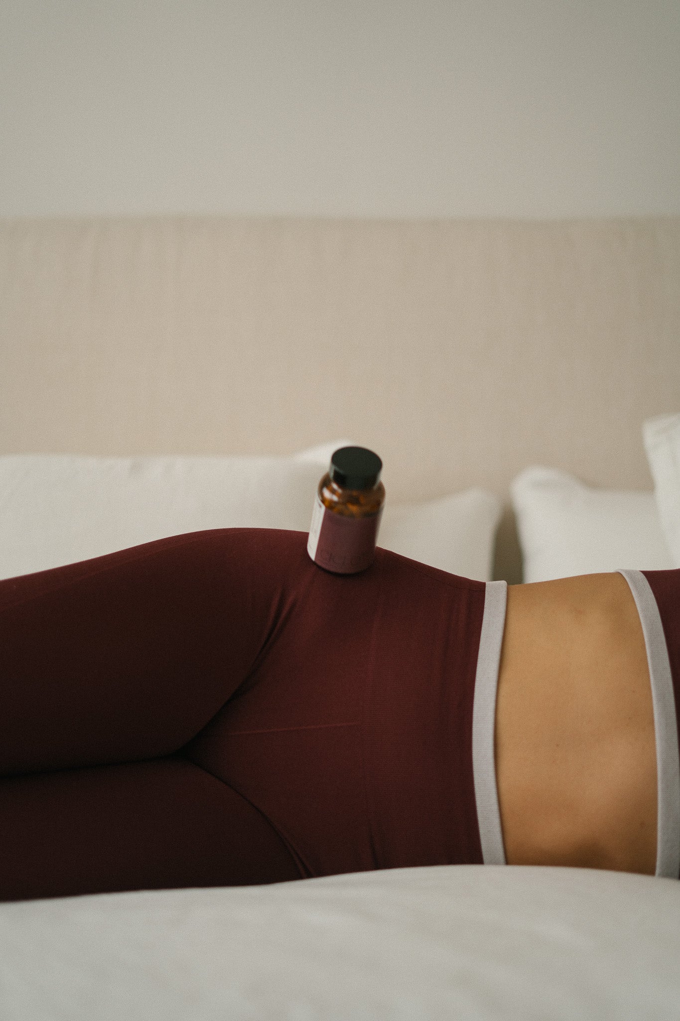 Ciclo 360 de SANA sobre el abdomen de una mujer, suplemento natural para el ciclo menstrual y bienestar femenino